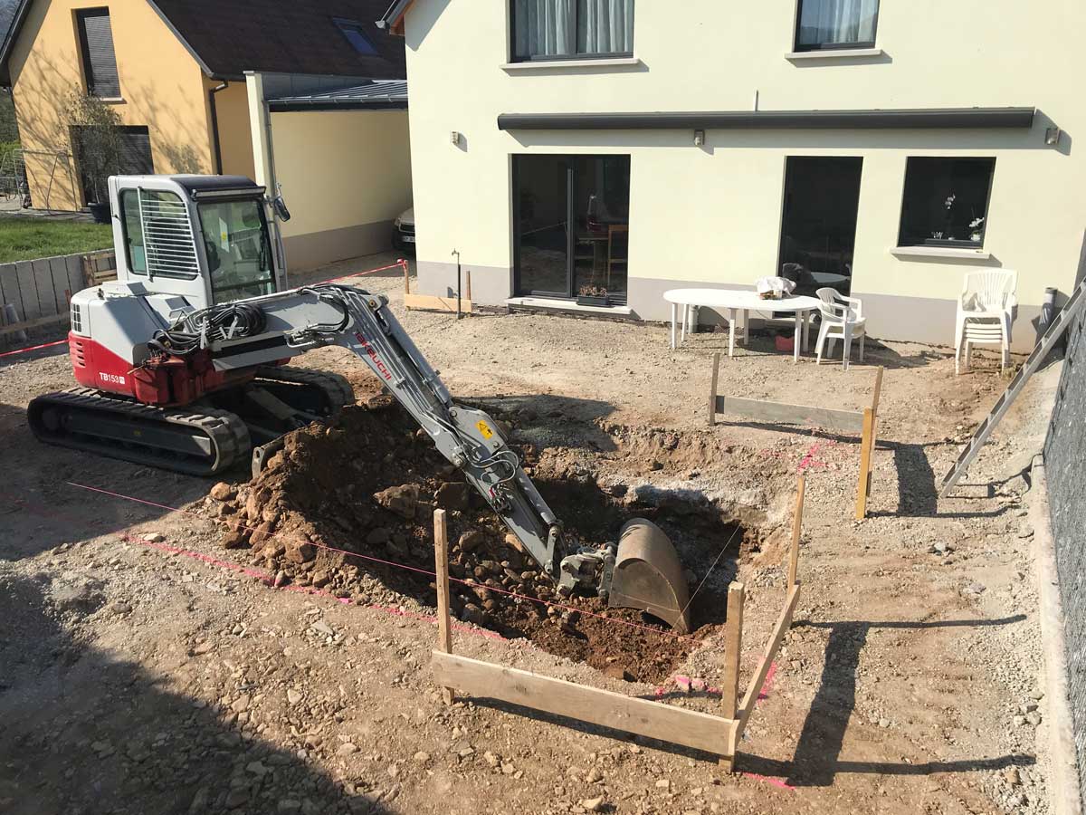 Construction d’une piscine escalier toute largeur