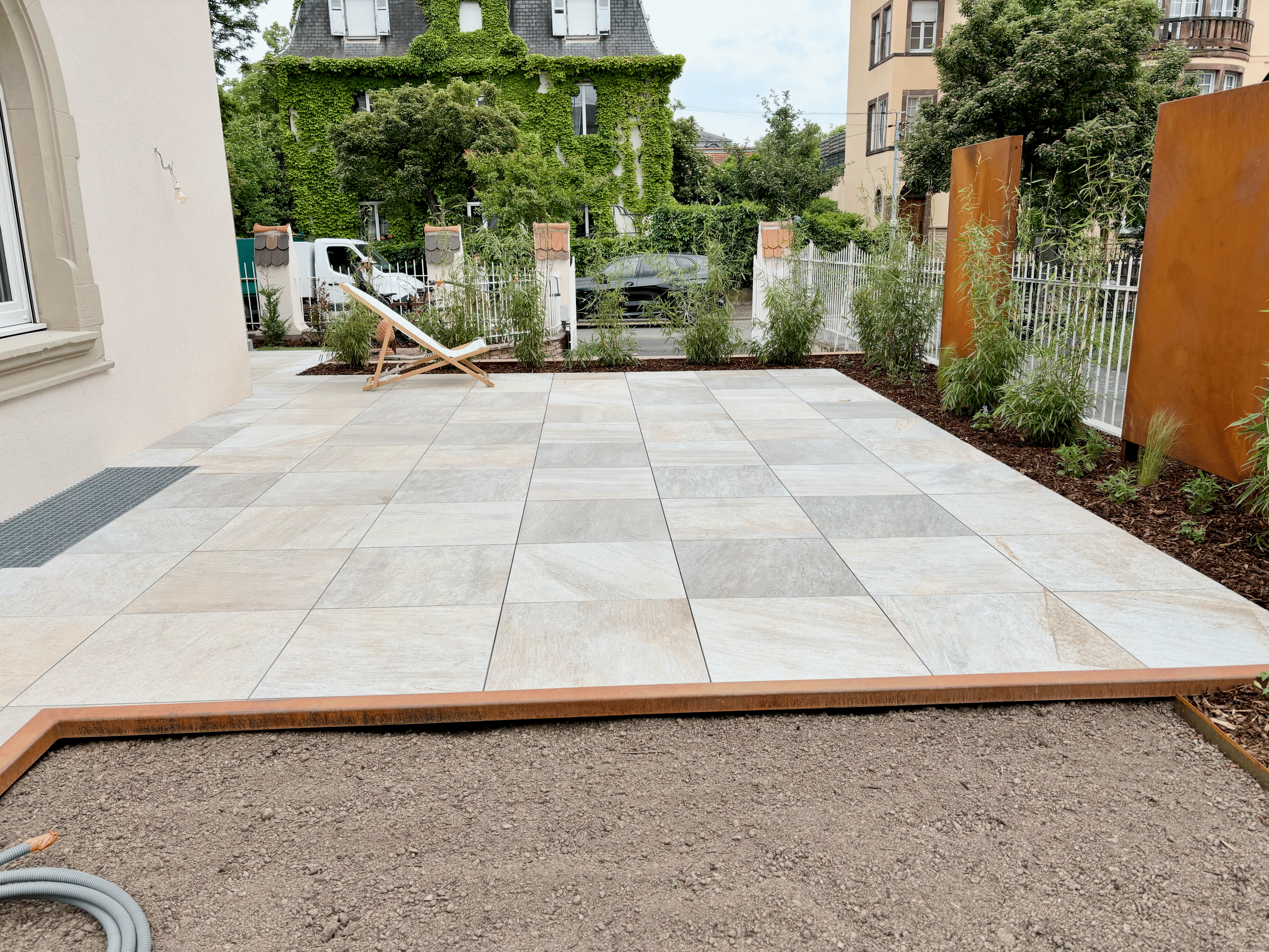 AMÉNAGEMENT COMPLET AVEC UNE PERGOLA VÉGÉTALISÉE